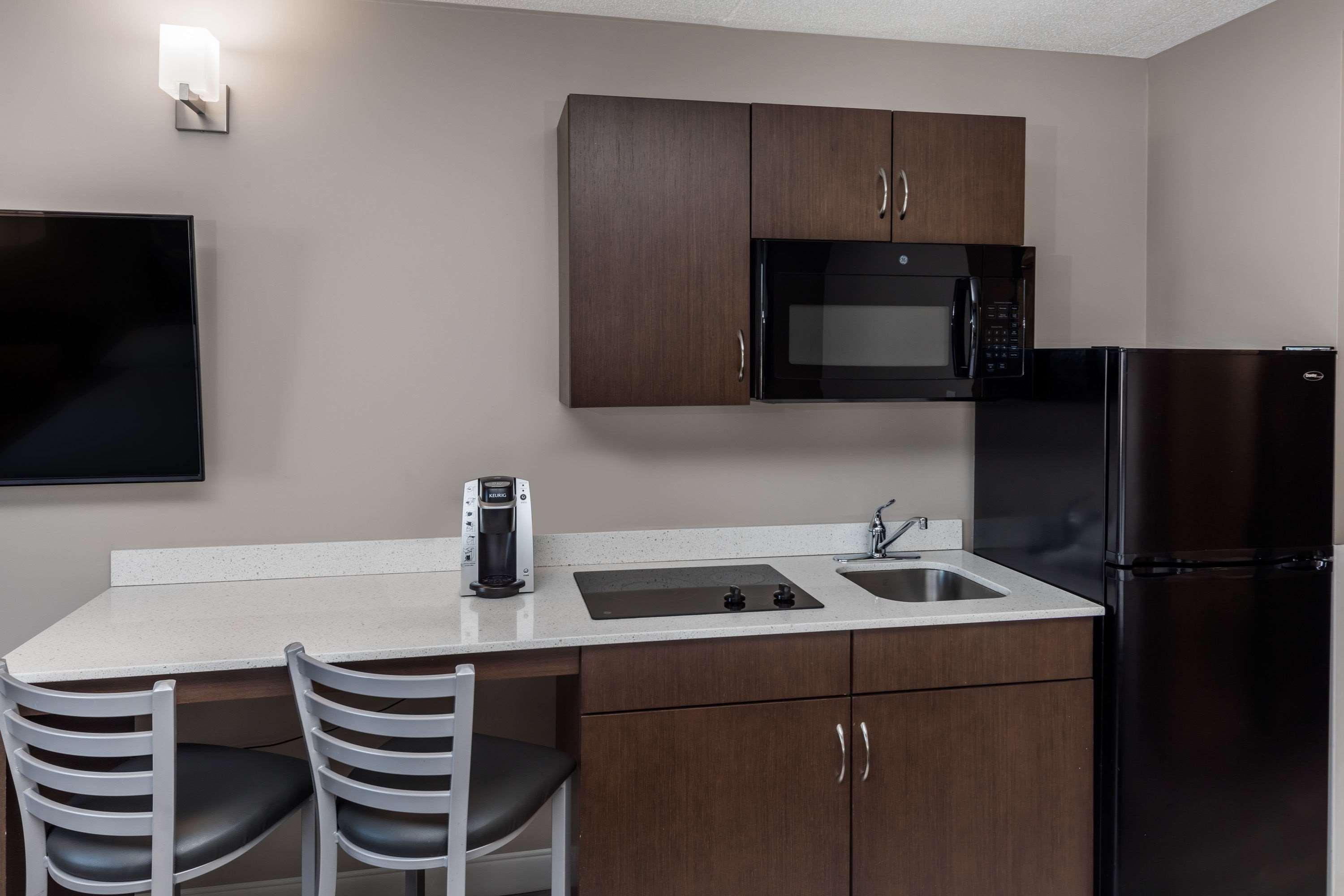 Super 8 By Wyndham West