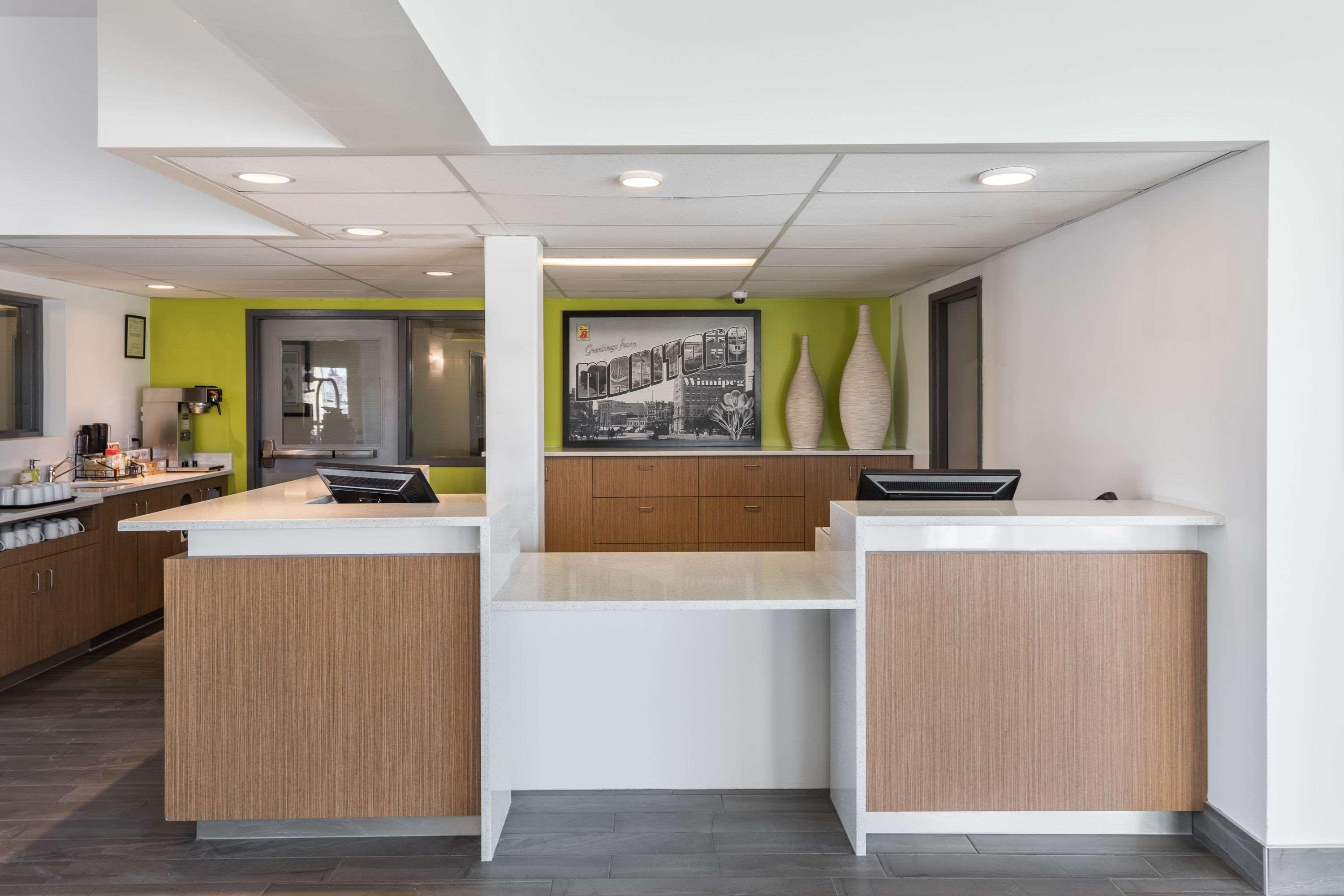 Super 8 By Wyndham West