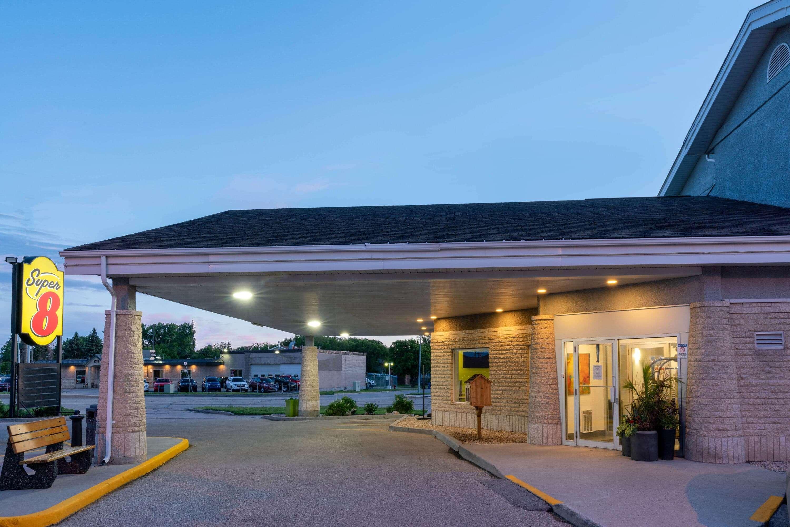 Super 8 By Wyndham West