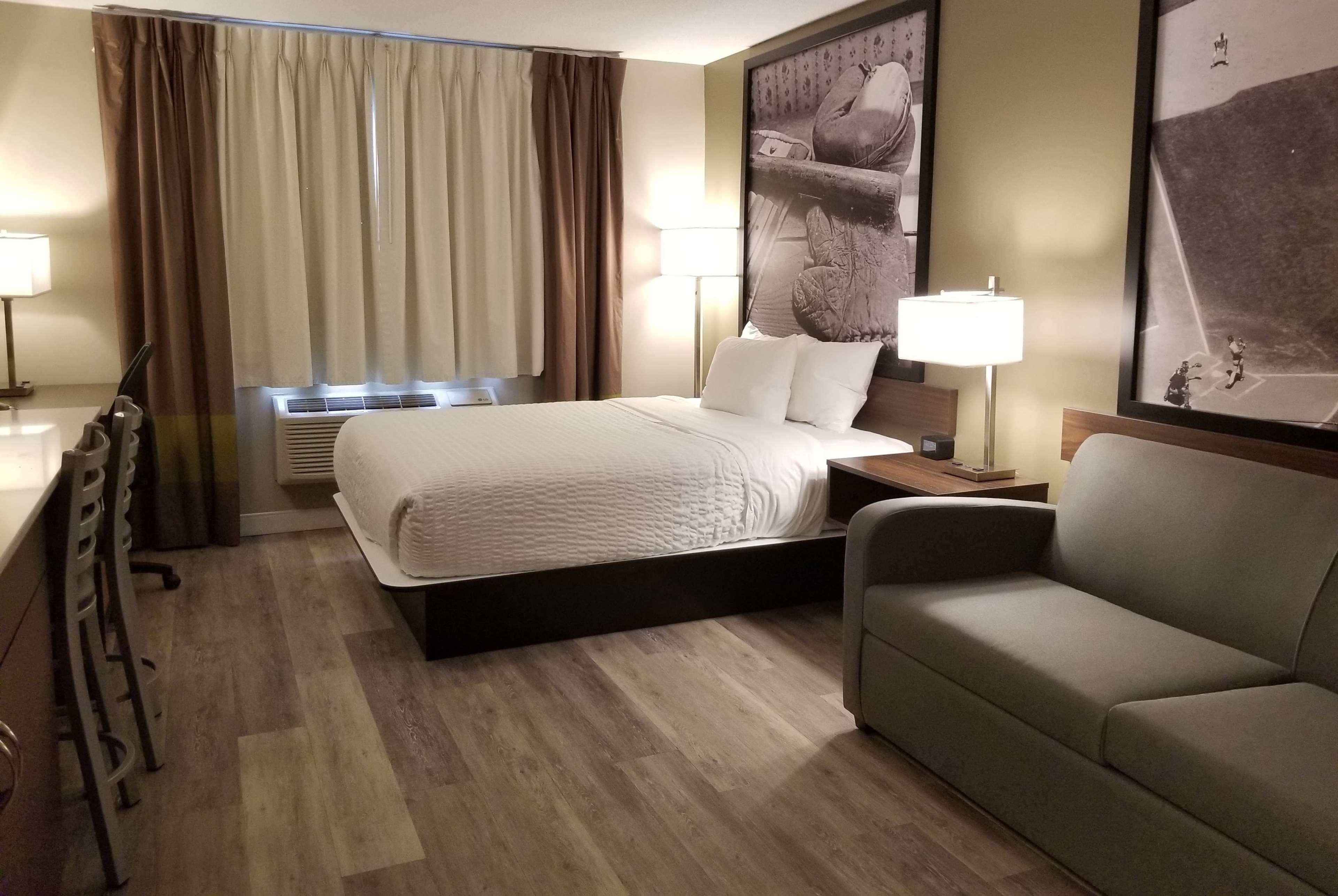Super 8 By Wyndham West