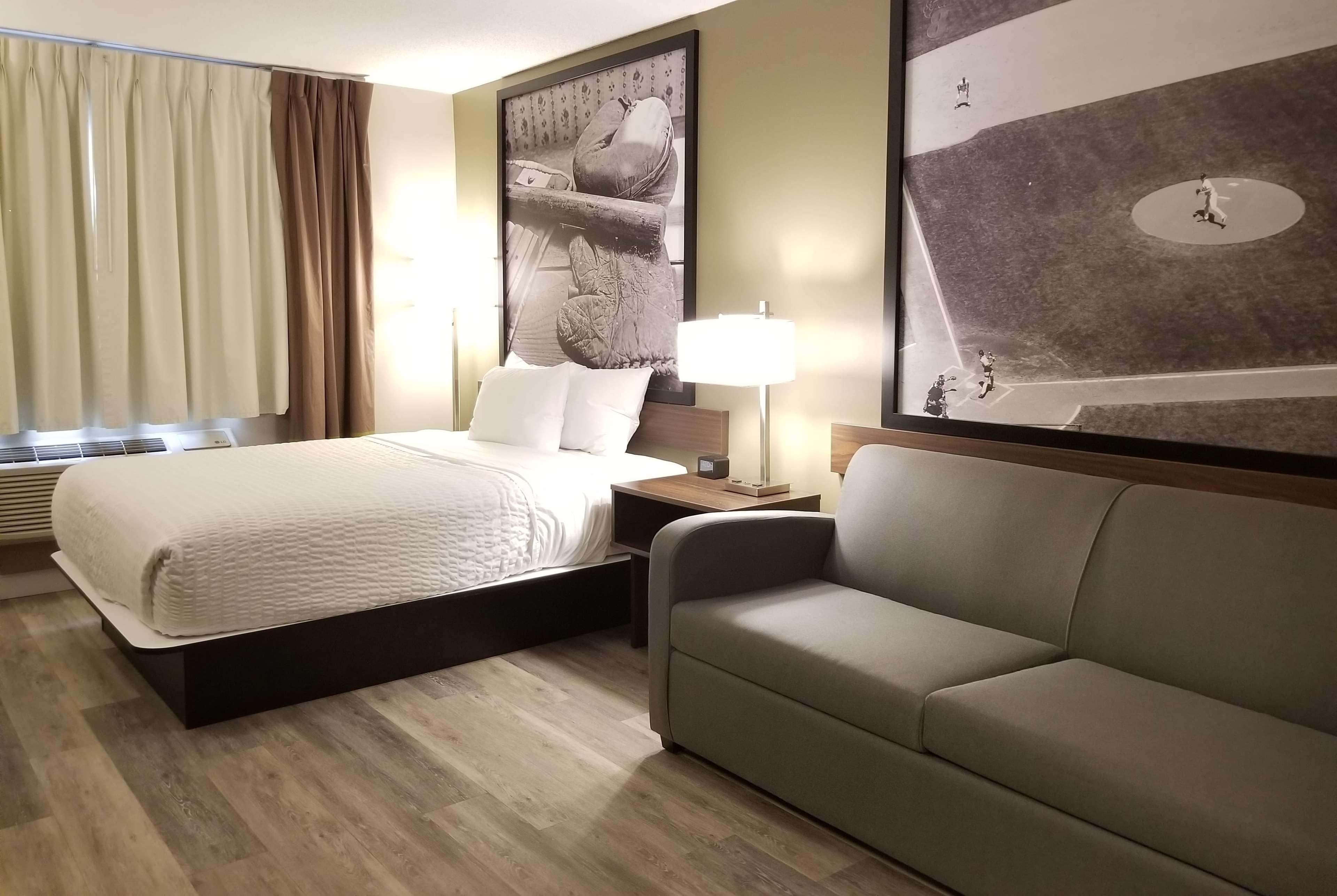 Hotel Super 8 By Wyndham West