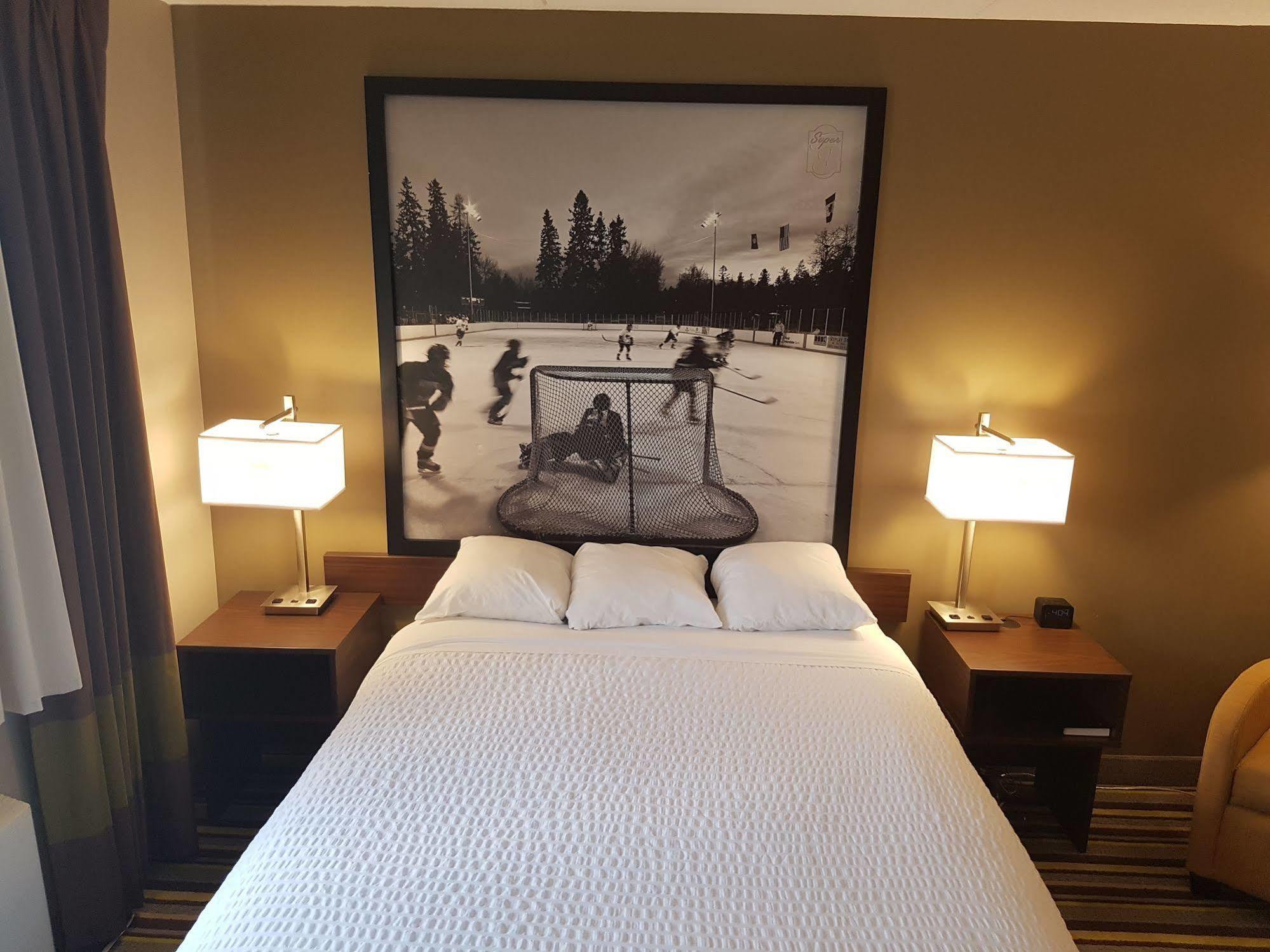 Super 8 By Wyndham West Hotel